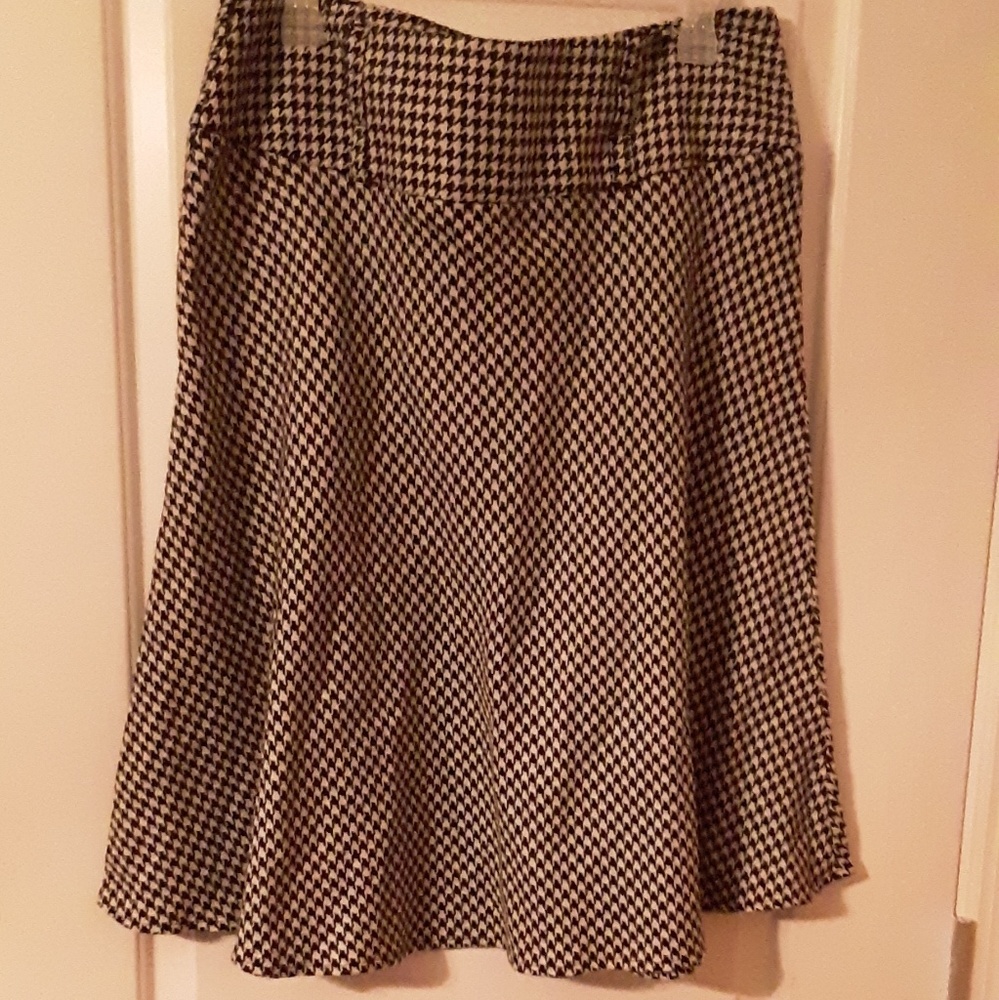 High waisted maxi style houndstooth skirt